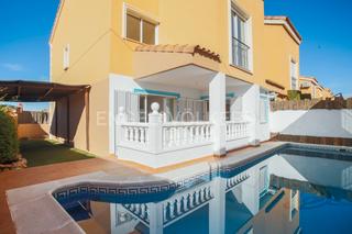Lloguer Casa adossada a Pla dels Aljubs. Coqueto pareado con piscina en maravisa