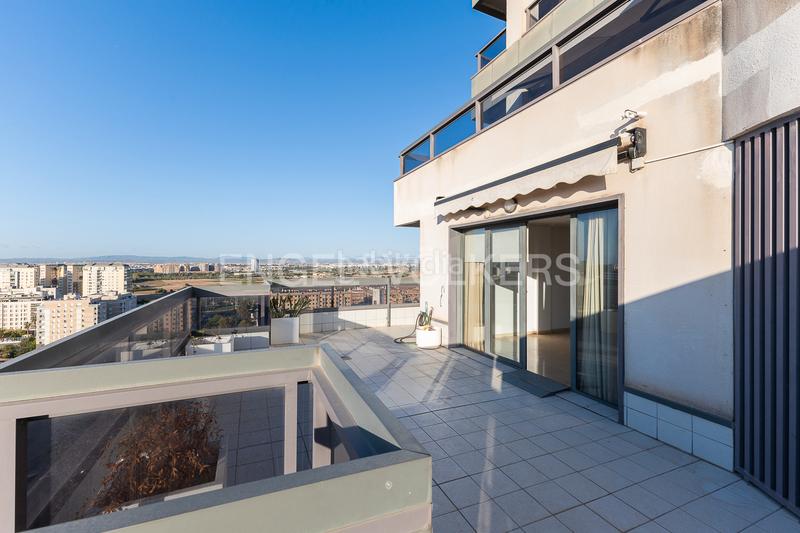 Foto 28f6b2f4-6ed3-42dc-a164-2ddd391020c6. Attico con riscaldamento parcheggio piscina in Sant Pau Valencia