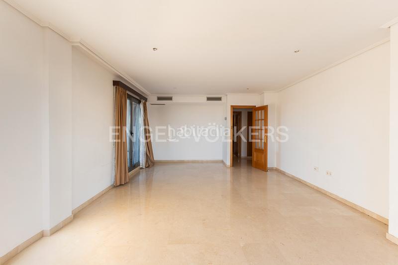 Foto fea2ef3c-7df2-4d55-b860-ba2b6bf113e6. Attico con riscaldamento parcheggio piscina in Sant Pau Valencia