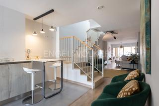Location Appartement à Ausias March. Precioso ático con la terraza y parking para corta estancia