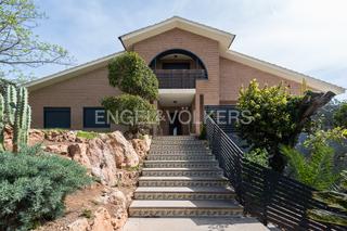 Rent House  Naranjo. Moderno y amplio chalet en cumbres de san antonio