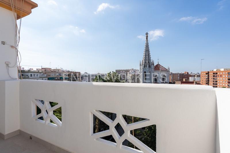 Foto d6f00940-850a-42d6-a312-28ceb83bf1f3. Alquiler apartamento ático con la terraza para corta estancia en Valencia