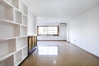 Rent Apartment in La Petxina. Amplio piso en zona pechina
