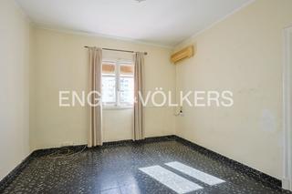 Apartament a Mestalla. Piso interior junto a universidades, ideal para inversión