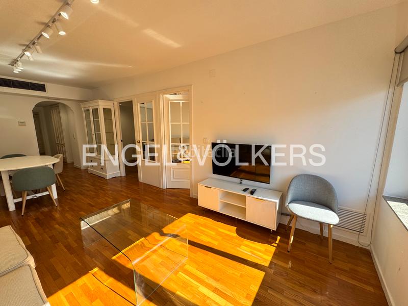Foto f0ad8e42-85cf-4004-a17f-3156d98e61ca. Alquiler apartamento piso céntrico con parking en Valencia