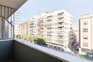 Location Appartement à La Creu del Grau. Amplio y luminoso piso de 3 habitaciones con balcón y parking en