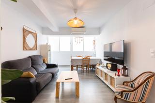 Apartament a La Creu Coberta. Luminoso piso reformado en hort del senabre