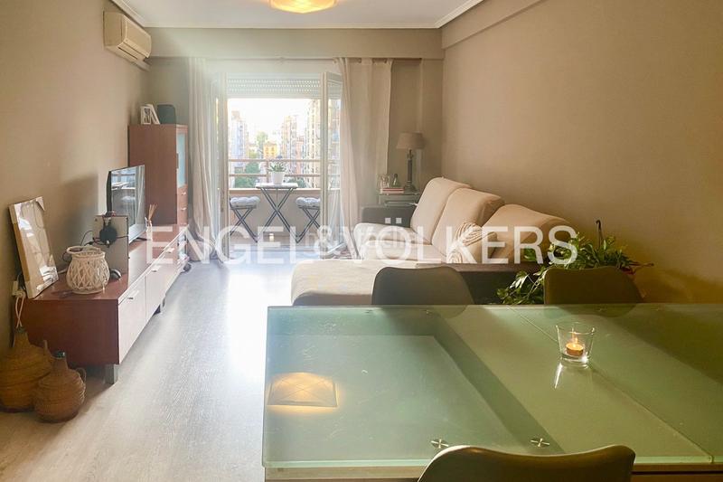 Foto 3a48121f-ef15-4c19-82f5-68556ba2f620. Alquiler apartamento amplio piso con parking al lado de turia en Valencia