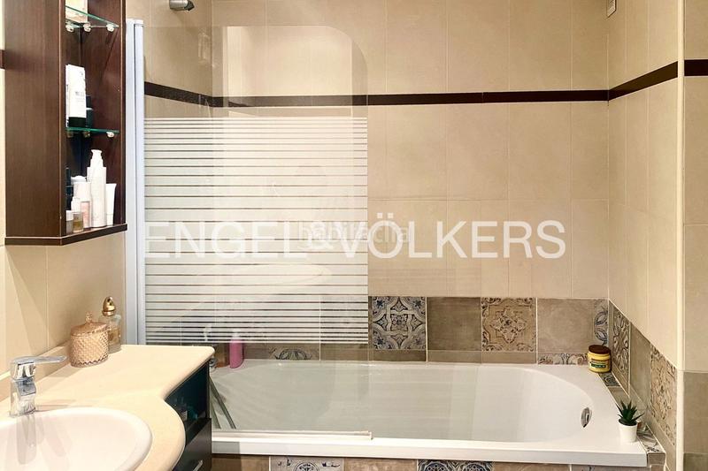 Foto 9aa004e7-b77c-47a5-8f66-bb49fa2ad106. Alquiler apartamento amplio piso con parking al lado de turia en Valencia