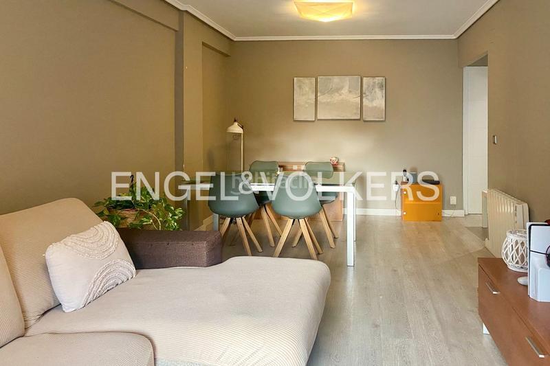 Foto a3800c59-72ce-4253-b2d2-7cd9b51df7b0. Alquiler apartamento amplio piso con parking al lado de turia en Valencia