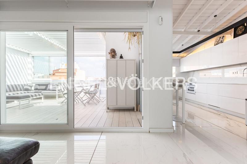 Foto 7ad5c082-5742-4b2e-a467-c7a73f0b26ba. Rent penthouse with heating in Russafa Valencia