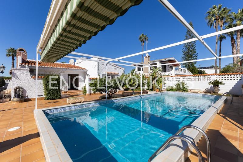 Foto d1699439-d174-4895-afe5-1e82aeba86d2. House with heating parking pool in Corinto-Almardà Sagunt