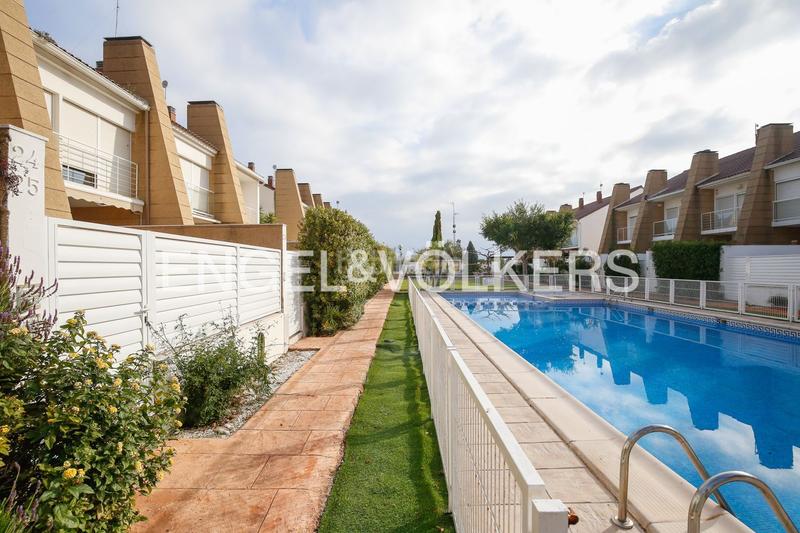 Foto 41ed7cc9-ea35-40f3-8770-399c0b7fab3f. Maison avec chauffage parking piscine dans Corinto-Almardà Sagunt