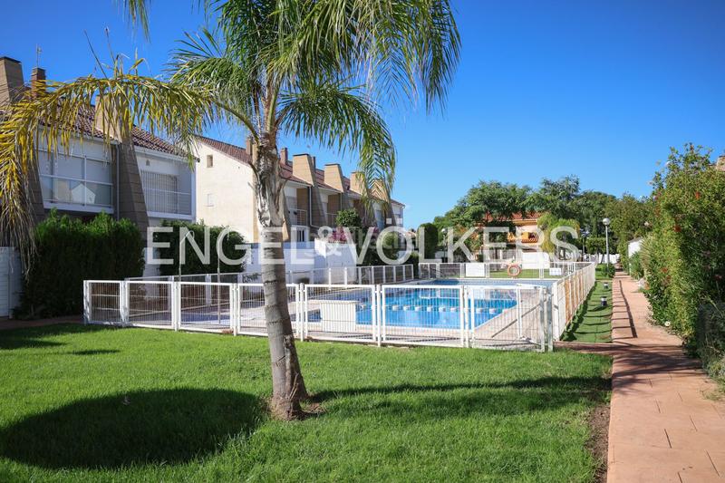 Foto 9b3cf388-e120-407c-97be-7d53148fc3f6. Maison avec chauffage parking piscine dans Corinto-Almardà Sagunt