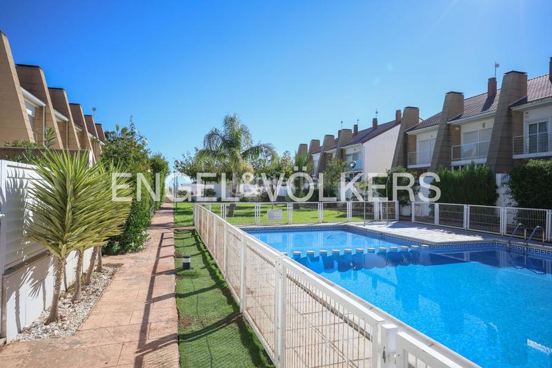 Foto d296379d-3189-41ad-aa38-0acb84e53776. Maison avec chauffage parking piscine dans Corinto-Almardà Sagunt