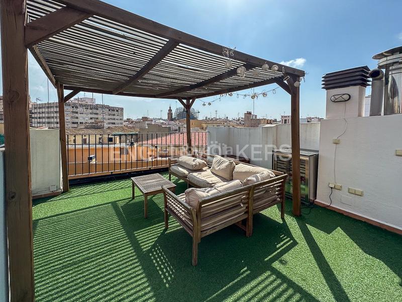 Foto 72b1992a-52ca-4b30-9054-f7bc27a2cd1e. Alquiler ático luminoso ático en ciutat vella en El Mercat Valencia