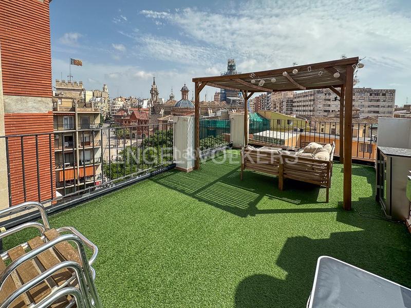 Foto f41cd2fc-92f5-4ddf-858e-3310a5e9fa33. Alquiler ático luminoso ático en ciutat vella en El Mercat Valencia