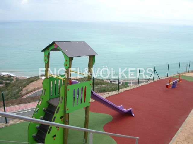 Foto 6b0f7ae2-d9e4-4a69-9a9b-82909a1ef93d. Alquiler apartamento alquiler de piso de 3 habitaciones con terraza y piscina comunitaria en Oropesa del Mar