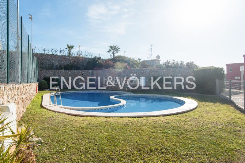 Foto 7ad8728d-ab48-4604-a120-453c8f83cbc2. Alquiler apartamento alquiler de piso de 3 habitaciones con terraza y piscina comunitaria en Oropesa del Mar