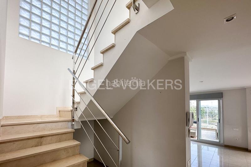 Foto 26c2989a-9d9a-4610-bf5f-f65fc025b2c8. Miete haus mit heizung parking in Miramar