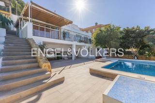 Casa a Bonavista-Lago San Lorenzo. Espectacular casa moderna en cullera con piscina y vistas panorá