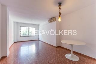 Apartament a Mont Olivet. Piso con plaza de garaje junto a ruzafa