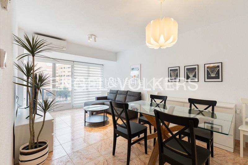 Foto 8f8a7e78-3001-45e1-9930-757103cbd797. Alquiler apartamento amplia y confortable vivienda amueblada con balcón en Valencia