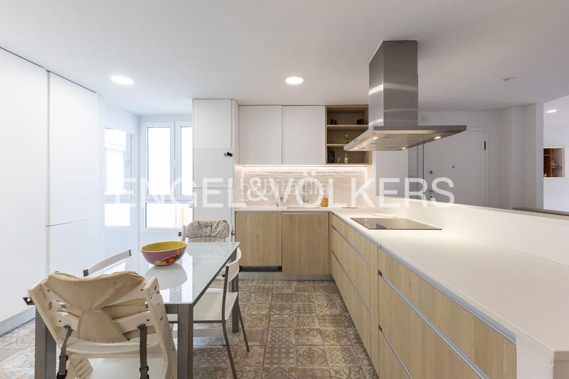 Foto 138a1586-a7ad-48e4-b15b-3c64e3419717. Alquiler ático exclusivo apartamento semi amueblado con garaje en Valencia