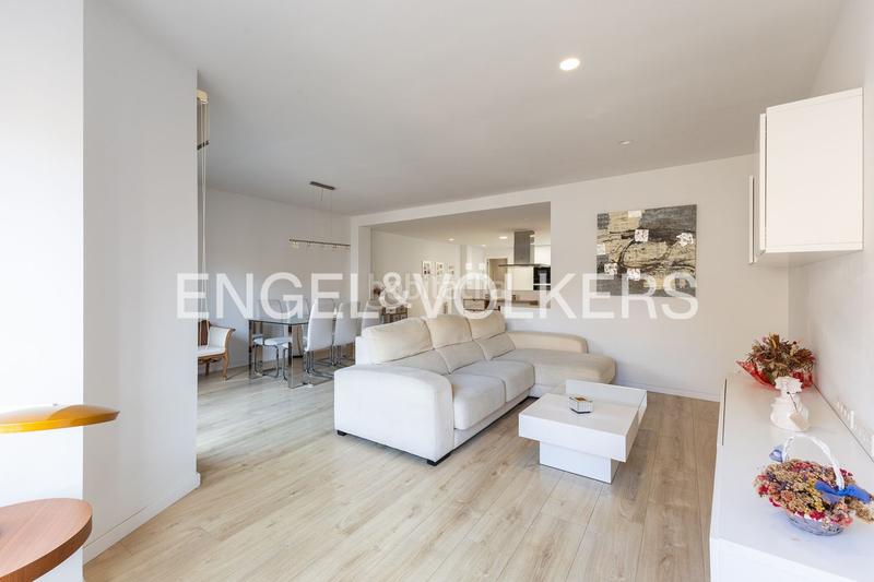 Foto 4d972f81-b72d-4496-8583-0d7f17782174. Alquiler ático exclusivo apartamento semi amueblado con garaje en Valencia