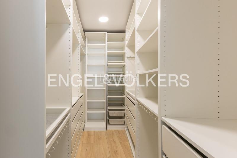 Foto 827278a3-b5f3-4890-be97-cae0dec9ce9e. Alquiler ático exclusivo apartamento semi amueblado con garaje en Valencia