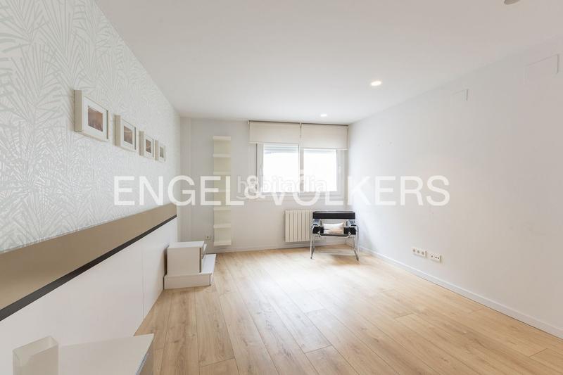Foto d617775f-0f8d-4b9a-b87f-de726c3b9e99. Alquiler ático exclusivo apartamento semi amueblado con garaje en Valencia