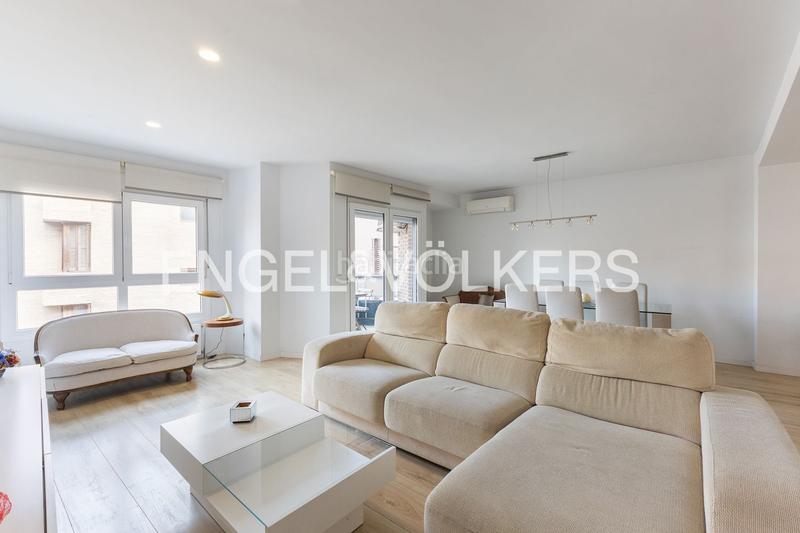 Foto e360ac65-bdd6-45e4-b8b6-22e8a5dbefd9. Alquiler ático exclusivo apartamento semi amueblado con garaje en Valencia
