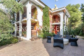 Casa a El Bosque. Exclusiva casa de lujo con vistas al lago y montaña  en el bosqu