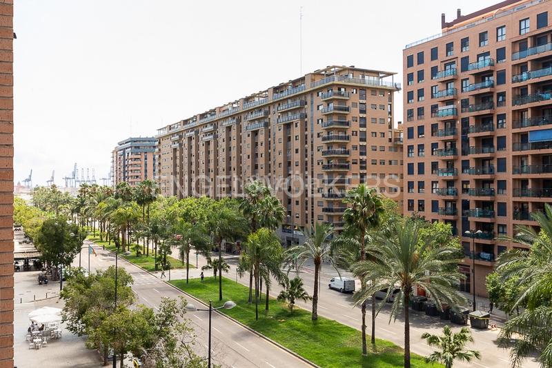 Foto 1ca961a3-52ff-4404-945c-bb6cf7e91e15. Alquiler apartamento elegante apartamento de lujo con terraza y vistas urbanas en Valencia