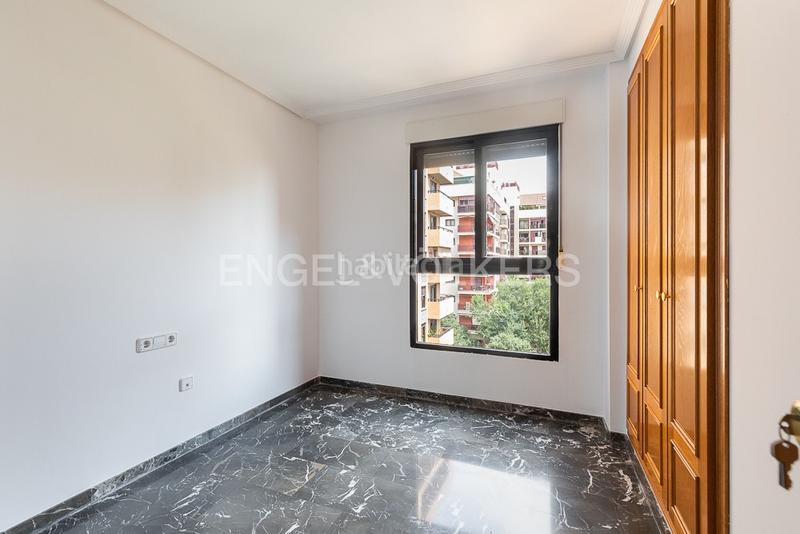 Foto 3a62036f-7db5-4ccc-ac74-7bea90c9e619. Alquiler apartamento elegante apartamento de lujo con terraza y vistas urbanas en Valencia