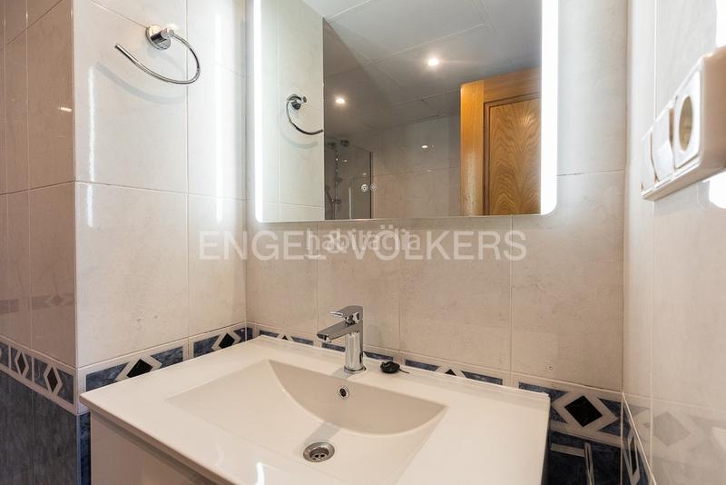 Foto 3f1e8b19-c436-4db9-8b4e-24fb7c4d73b0. Alquiler apartamento elegante apartamento de lujo con terraza y vistas urbanas en Valencia