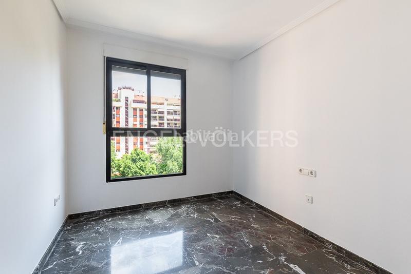 Foto 42f6f6ff-a852-44f2-bd98-e39d22d29bbf. Alquiler apartamento elegante apartamento de lujo con terraza y vistas urbanas en Valencia