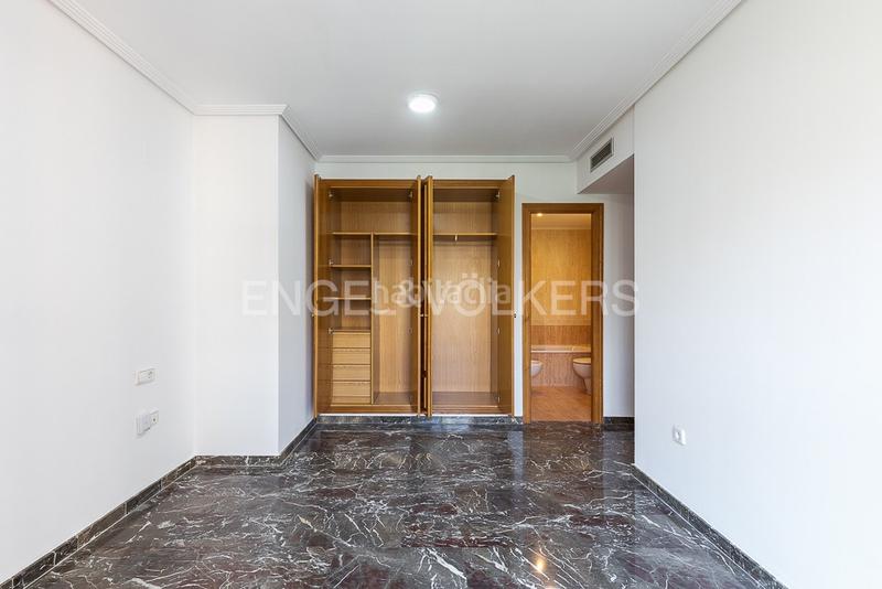 Foto 896590cd-abe7-444e-a0a7-60eeef83b865. Alquiler apartamento elegante apartamento de lujo con terraza y vistas urbanas en Valencia