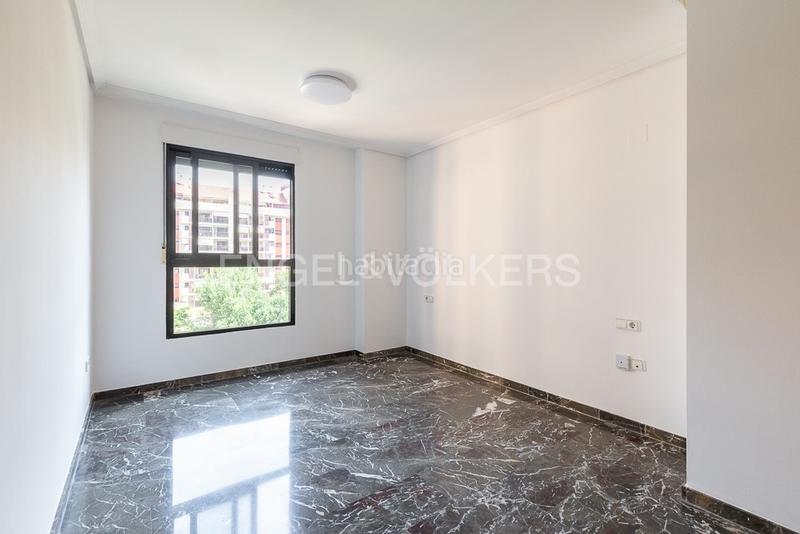 Foto aeae9351-daaa-4e20-84d0-3fd1a034bc17. Alquiler apartamento elegante apartamento de lujo con terraza y vistas urbanas en Valencia