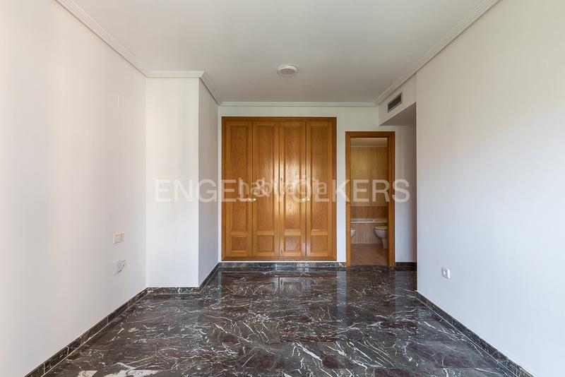 Foto f2fb2391-a406-42d7-a517-b4df688cf8a2. Alquiler apartamento elegante apartamento de lujo con terraza y vistas urbanas en Valencia