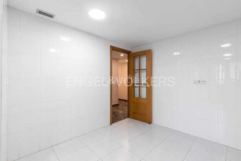 Foto fbdd8893-98c2-41ec-a017-52f446e6168a. Alquiler apartamento elegante apartamento de lujo con terraza y vistas urbanas en Valencia