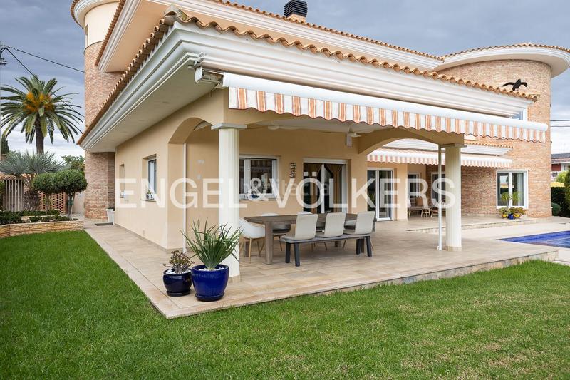 Foto 52b2ec07-89bb-4ea6-99fe-19db5a64ff86. Casa exclusiva villa junto al mar en vinaros en Costa Norte Vinaròs