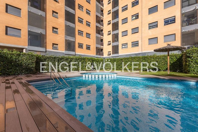 Foto 32b35dc6-deda-44a6-b5df-eeeaf3229908. Alquiler ático  con gran terraza y vistas a la avenida de francia en Valencia