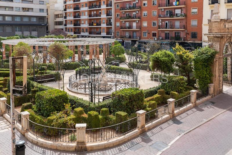 Foto 3034b7b2-c87d-472b-9b78-663a007b64ac. Alquiler apartamento amplio duplex junto al mercado central en Valencia