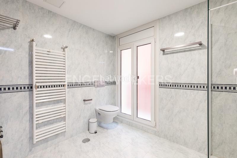 Foto 895f3d34-b8cb-49da-a1d2-e6a8c5fddbd5. Alquiler apartamento amplio duplex junto al mercado central en Valencia