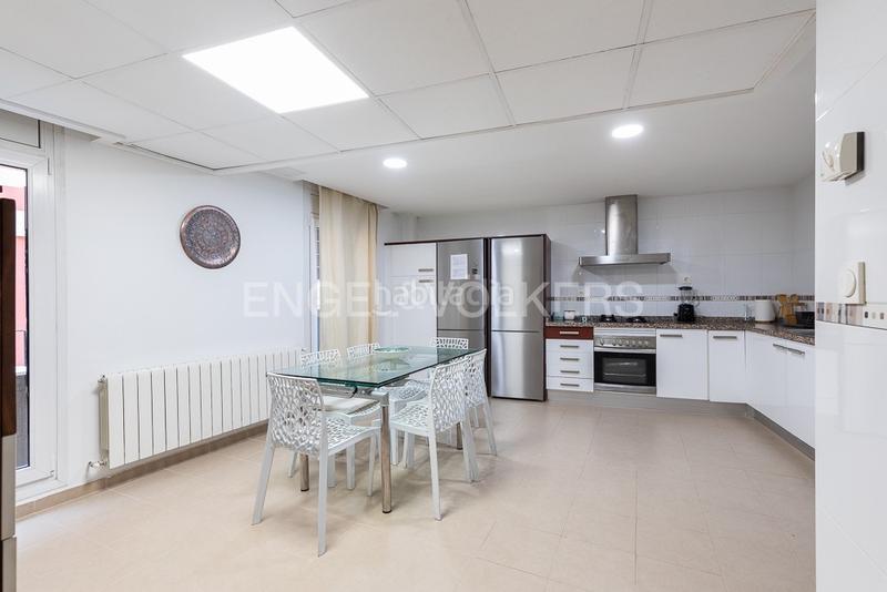 Foto ba2461b5-ca0e-4524-92b9-3295ea0c2ef1. Alquiler apartamento amplio duplex junto al mercado central en Valencia