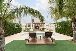 Haus in San Antonio de Benagéber. Exclusiva joya moderna con terraza y piscina privada cerca de va