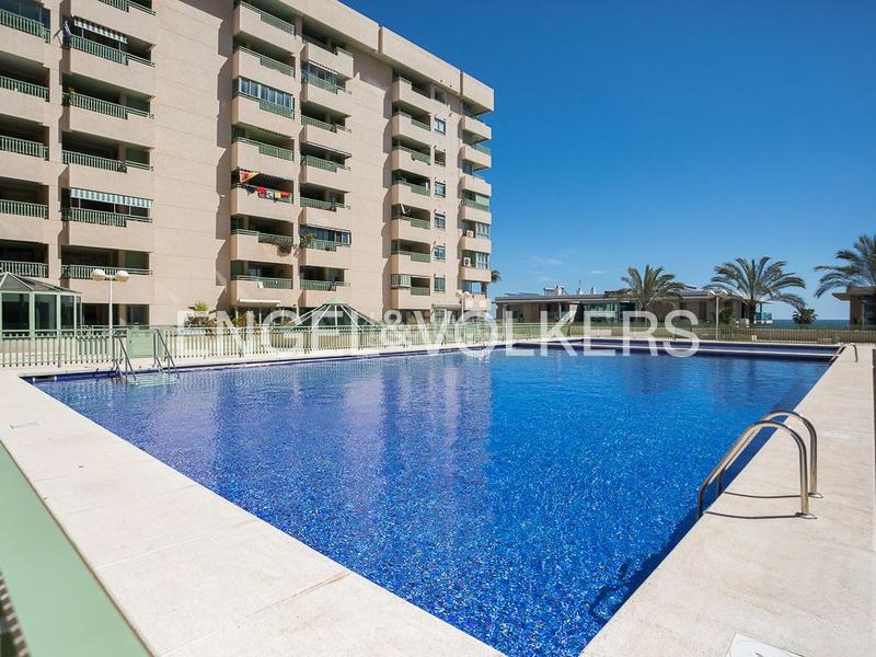 Foto 091afa0c-b035-40b3-aa5a-85c83ead2773. Alquiler apartamento exclusivo apartamento frente al mar en residencial en Alboraya
