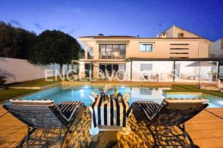 Casa a Rascanya. Magnífica villa con  vivienda de invitados, piscina y gimnasio