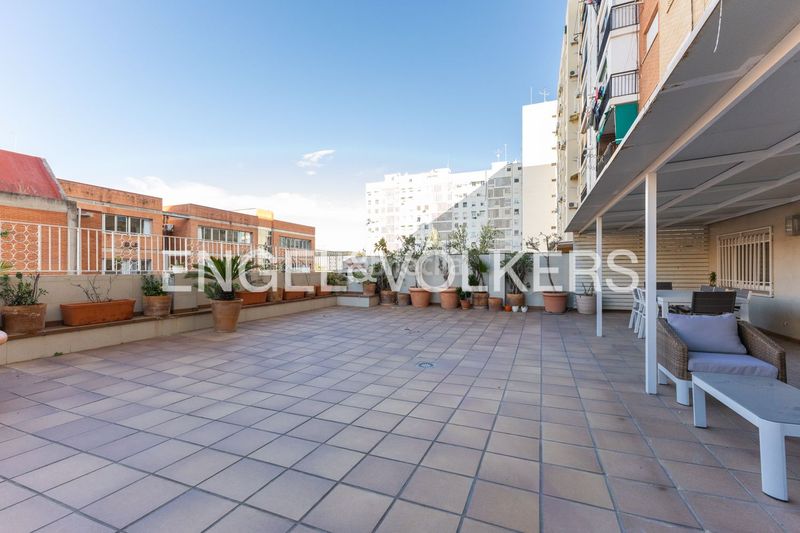Piso  Tirso de molina. Luminosa y amplia propiedad reformada con terraza de 100m2 y gar